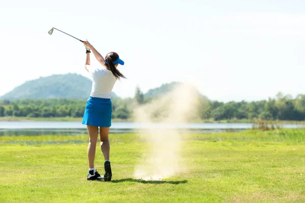 Golfbane Golfbold Fairway Folk Livsstil Kvinde Spiller Spil Golf Rammer - Stock-foto