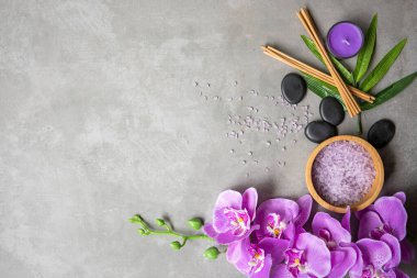 Tayland Spa Tedavileri aroma terapisi tuz ve şeker masajı. Sırt tahtasında mor orkide çiçeği ve mum var. Tayland. Sağlıklı Konsept