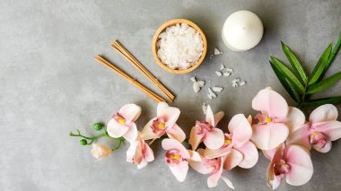 Masaj Tayland Spa 'sı. Tedavi için spa masaj seti ve tahtanın üzerinde pembe orkide ile rahatlamak. Yaşam Tarzı Sağlıklı Kavram, afiş için kopyalama alanı, üst görünüm