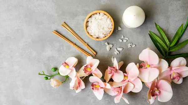 Masaj Tayland Spa 'sı. Tedavi için spa masaj seti ve tahtanın üzerinde pembe orkide ile rahatlamak. Yaşam Tarzı Sağlıklı Kavram, afiş için kopyalama alanı, üst görünüm