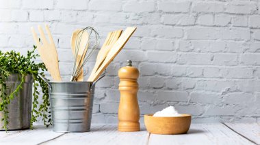 Mutfak aletleri ve mutfak gereçleri. Mutfak rafındaki malzemeler. Sağlıklı beslenme ve sağlık hayatı için ahşap beyazı. Duvar beyaz tuğla arkaplan, metin için alanı kopyala