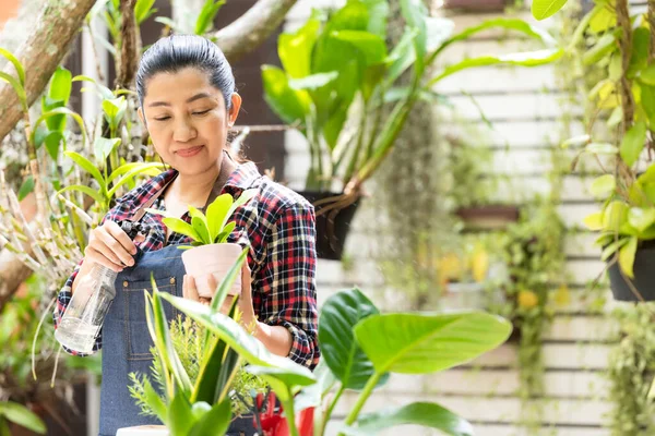 Wanita Asia Peduli Tanaman Bunga Kebun Hobi Orang Orang Dan — Stok Foto