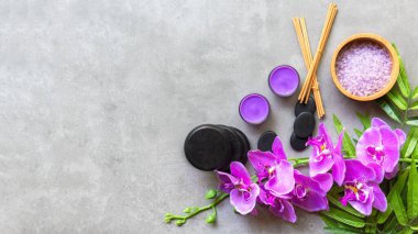 Tayland Spa Tedavileri aroma terapisi tuz ve şeker masajı. Sırt tahtasında mor orkide çiçeği ve mum var. Tayland. Sağlıklı Konsept.