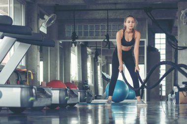 Yaşam tarzı kadın işlevsel eğitim egzersizleri ve çapraz vücut geliştirme ve sağlık hizmetleri için spor salonuna uygun. Fitness eğitmeni, spor yapıyor. Sağlıklı Spor Konsepti 
