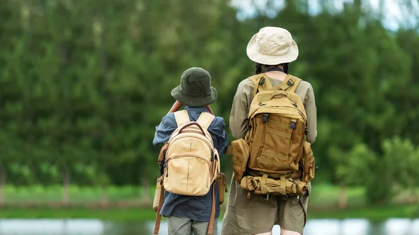 在丛林探险中 小组的孩子们正在查看地图 亚洲人的旅游目的地是休闲旅游教育 在自然公园放松身心 山地背景 旅行及生活概念 — 图库照片