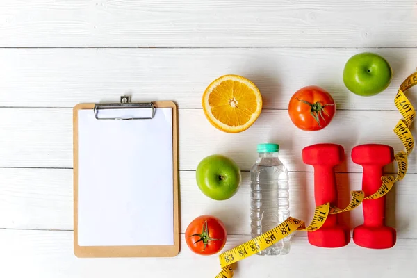 식생활 음식을 기구는 과일을 가지고 운동을 건강에 도움이 유의하라 위에서 — 스톡 사진