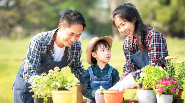 Família Criança Menina Ajudando Pai Cuidar Flor Planta Jardim Jovens — Fotografia de Stock