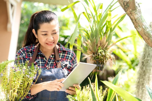Wanita Asia Peduli Dan Menjual Bunga Tanaman Online Kebun Orang — Stok Foto
