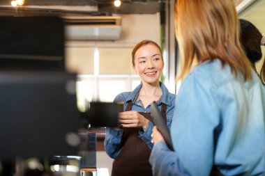 Bir grup genç kadın kafe odasında kahve içmek için eğilip, atölye çalışması yapıyor. Konukseverlik ve kahve yapmak için öğretmenler toplantısı ve eğitim servisi hazırlıyorum. Eğitim Konsepti