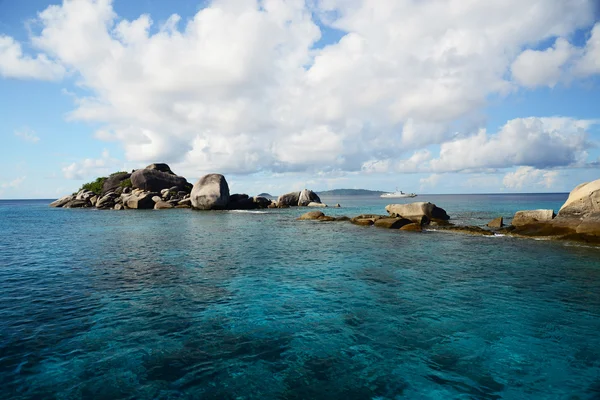 Schnorcheln auf ähnlichen Inseln im andamanischen Meer, Thailand — Stockfoto