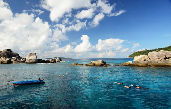 Schnorcheln auf ähnlichen Inseln im andamanischen Meer, Thailand — Stockfoto