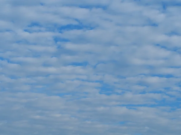 Wolken in de blauwe hemel, Thailand — Stockfoto