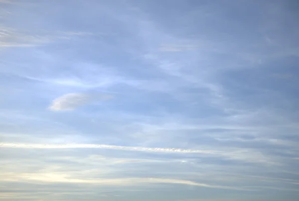 Wolken in de blauwe hemel, Thailand — Stockfoto