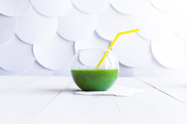 açık bir cam yeşil smoothie