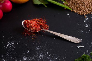 Kırmızı çay kaşığı baharat