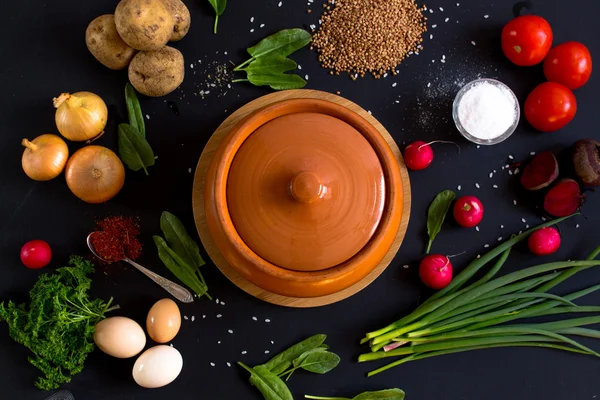 karanlık bir arka plan üzerinde yemek pişirmek için sebze