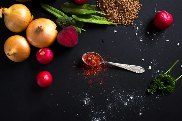 Kırmızı çay kaşığı baharat