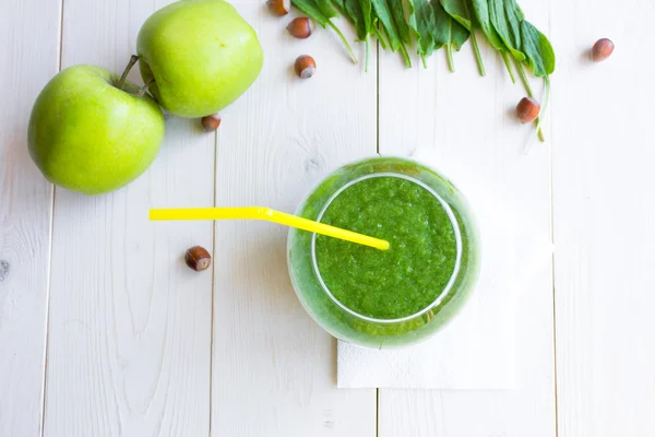 açık bir cam yeşil smoothie