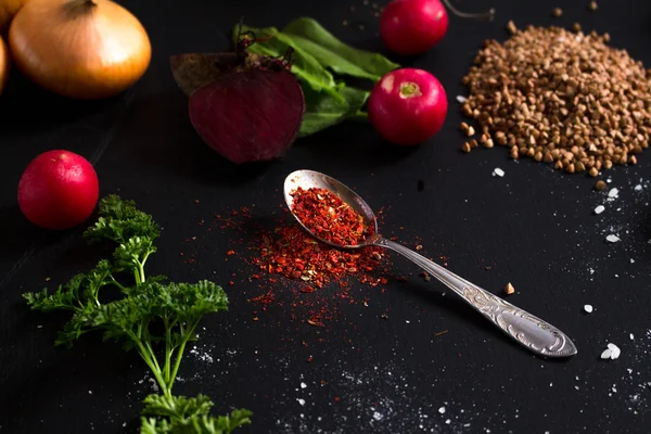 Kırmızı çay kaşığı baharat