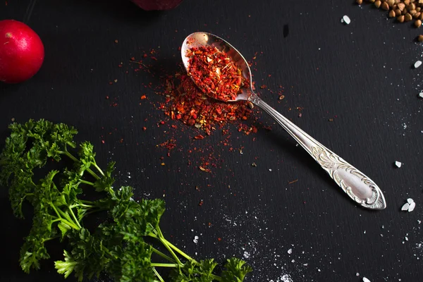 Kırmızı çay kaşığı baharat