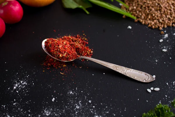 Kırmızı çay kaşığı baharat
