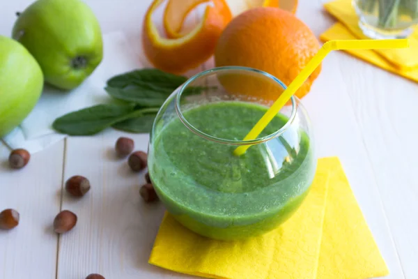 açık bir cam yeşil smoothie