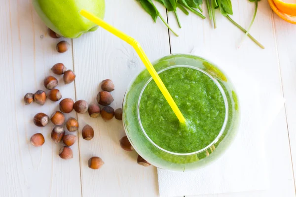 açık bir cam yeşil smoothie