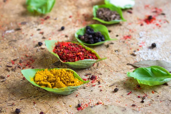 Yeşil yaprakları farklı baharatlar serpilir