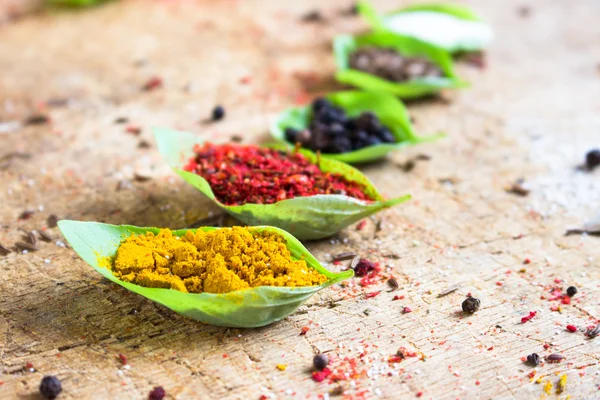 Yeşil yaprakları farklı baharatlar serpilir