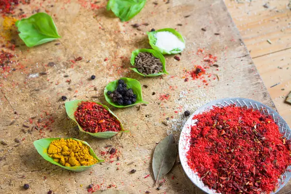 Yeşil yaprakları farklı baharatlar serpilir