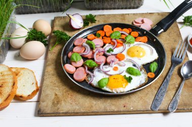 Sebze ile bir tavada kızarmış yumurta