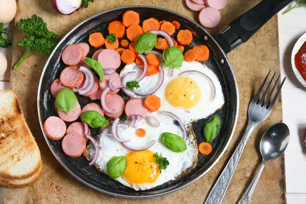 Sebze ile bir tavada kızarmış yumurta