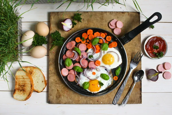 Sebze ile bir tavada kızarmış yumurta