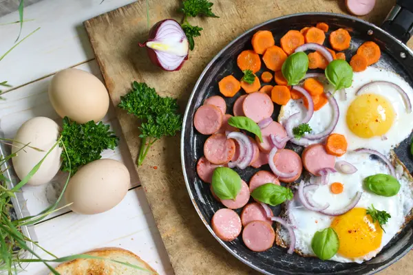 Sebze ile bir tavada kızarmış yumurta