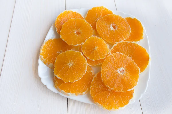 plaka üzerinde doğranmış portakal