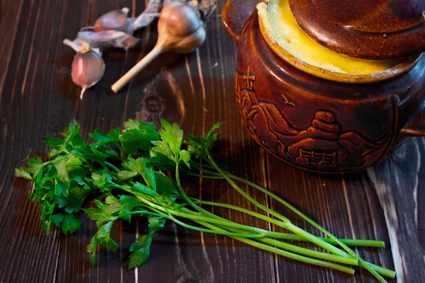 Maydanoz ve bir tencerede et