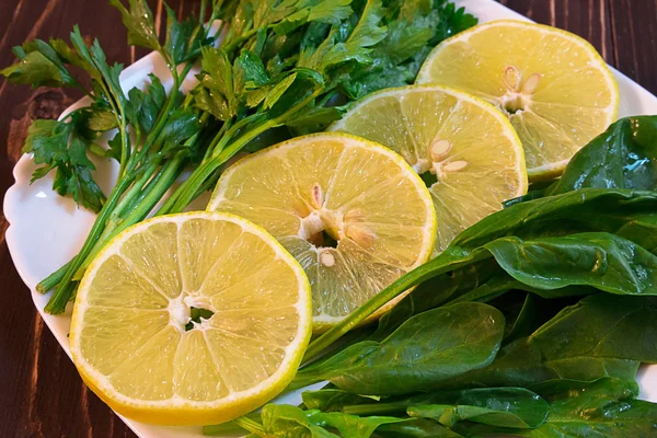 Maydanoz, limon ve ıspanak