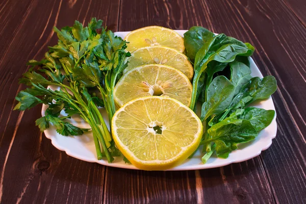 Maydanoz, limon ve ıspanak