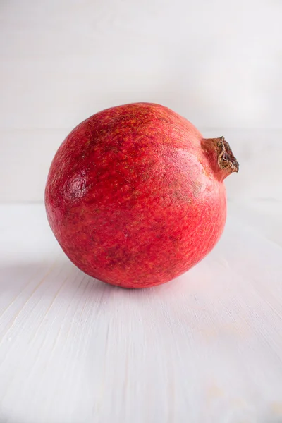 Nar beyaz bir arka planda ahşap