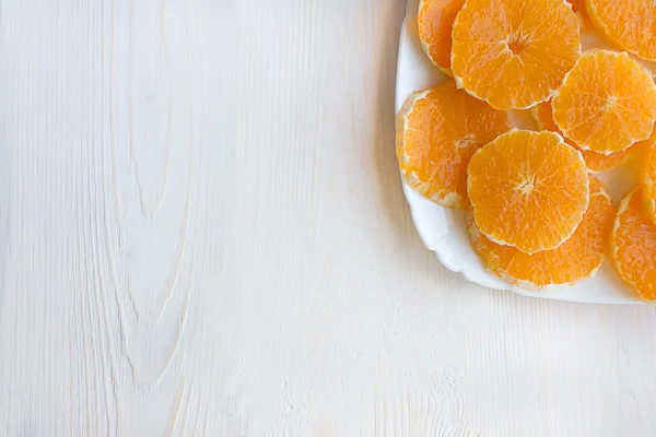 plaka üzerinde doğranmış portakal