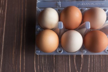 yumurtalarını bırakmak hücrelere