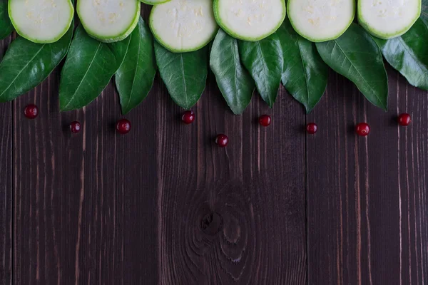 Sebze ile dekore edilmiş ahşap koyu arka plan