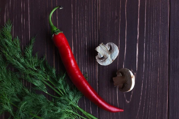 dereotu biber ve mantar ile koyu arka plan üzerinde