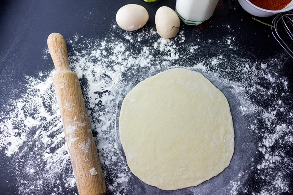 Rolled dough and flour — Stock Photo, Image