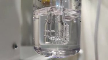 Hastane odasındaki oksijen tedavisinde kullanılan oksijen tankının yakın çekim görüntüleri..