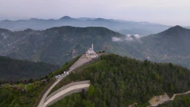 Rize Qibla Dağı 'ndaki caminin, aynı zamanda dağ camisi ve ibadet tepesi olarak da bilinen görüntüsü, birçok insanın ziyaret ettiği bir turizm merkezi..
