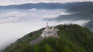 Rize Qibla Dağı 'ndaki caminin, aynı zamanda dağ camisi ve ibadet tepesi olarak da bilinen görüntüsü, birçok insanın ziyaret ettiği bir turizm merkezi..