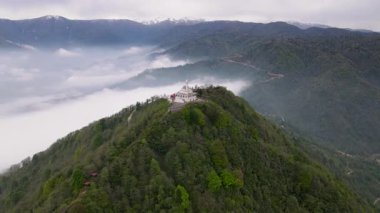 Rize Qibla Dağı 'ndaki caminin, aynı zamanda dağ camisi ve ibadet tepesi olarak da bilinen görüntüsü, birçok insanın ziyaret ettiği bir turizm merkezi..