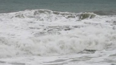 Beyaz köpüklü okyanus dalgalarının görüntüsü.