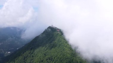 Rize Qibla Dağı 'ndaki caminin, aynı zamanda dağ camisi ve ibadet tepesi olarak da bilinen görüntüsü, birçok insanın ziyaret ettiği bir turizm merkezi..